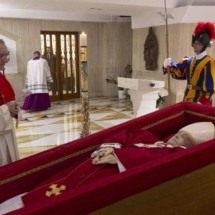 Vaticano divulga primeiras imagens de papa Francisco no caixão - Tupi - Pablo Oliveira
