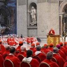 No feriado, cardeais pausam as reuniões pré-conclave