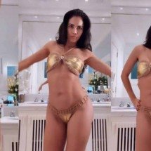 Vídeo: Longe do carnaval, Daniela Albuquerque desfila de biquíni no banheiro de casa - Tupi - Pablo Oliveira