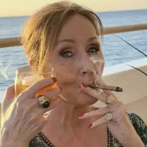 Autora de Harry Potter divulga site de crimes de pessoas trans no Reino Unido