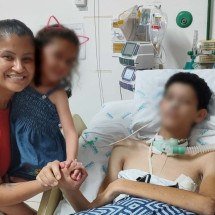 Antônio Augusto Fonseca, de 17 anos, na companhia da mãe, Stefane Gabriela de Oliveira Santos, de 33, e da irmã, de 4, no Hospital Regional Antônio Dias, em Patos de Minas
