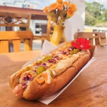 Cidade famosa pelas flores coloca pétalas comestíveis no cachorro-quente - Divulgação 