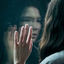 Vítima de violência na infância encara seus fantasmas em "O domo de vidro" - netflix/divulgação