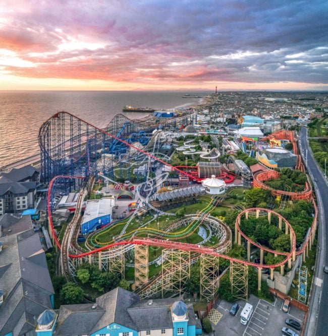 8°) Blackpool Pleasure Beach (Blackpool, Inglaterra): É conhecido por sua icônica montanha-russa de madeira chamada "The Big One", que oferece vistas deslumbrantes do litoral.