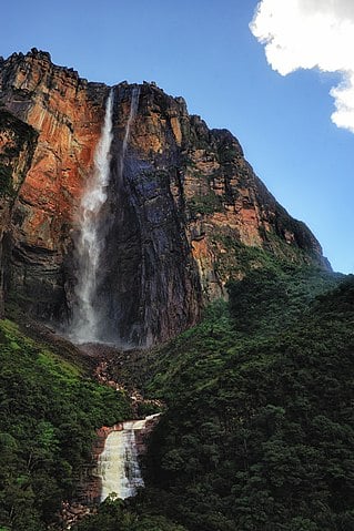 O que chama atenÃ§Ã£o no Salto Ãngel, como Ã© chamado em espanhol, nÃ£o Ã© o volume de Ã¡gua, mas a altura. Ã? a cachoeira mais alta do mundo, com 807 metros de queda de Ã¡gua, proveniente do rio ChurÃºn. Fica no Parque Nacional de Canaima e Ã© PatrimÃŽnio da Humanidade. 
