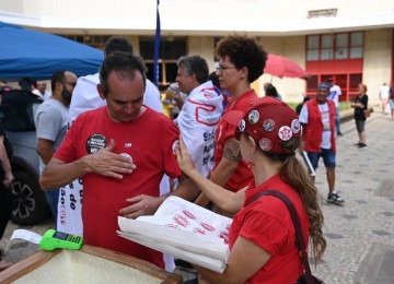 Na Praça da Independência, Centro de BH, manifestantes distribuem adesivos com mensagens pelo fim da escala 6x1 -  (crédito: Leandro Couri/EM/D.A. Press)