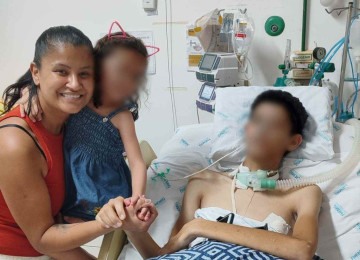 Antônio Augusto Fonseca, de 17 anos, na companhia da mãe, Stefane Gabriela de Oliveira Santos, de 33, e da irmã, de 4, no Hospital Regional Antônio Dias, em Patos de Minas -  (crédito: Arquivo pessoal)