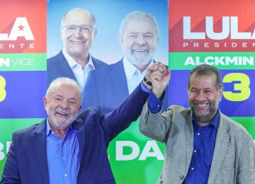 Lula ao lado de Carlos Lupi (PDT), seu ministro mais pressionado no momento -  (crédito: Ricardo Stuckert/PR)