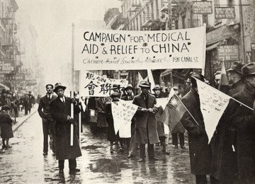 Reunião da Aliança Chinesa de Lavanderia de Mãos para Ajuda na China
1938 - a segregação iniciada em Modesto, na Califórnia, no fim do século XIX desencadeou, anos depois, a união de chineses em um movimento de defesa dos trabalhadores no setor -  (crédito: Museu da China na América (MOCA) Coleção Chinese Hand Laundry Alliance)