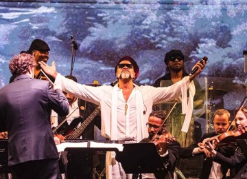 Cantor e compositor baiano interpreta sucessos como "A namorada" e "Uma brasileira" em arranjos orquestrais, no Palácio das Artes, nesta sexta (2/5) e sábado -  (crédito: rapha garcia/divulgação)