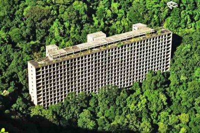 Abandonado há quase 70 anos na Floresta da Tijuca (RJ), o Hotel Turístico Gávea (ou "Hotel Esqueleto") se tornou uma construção abandonada que carrega décadas de história e mistério.  -  (crédito: - Reprodução do X @SensesAtlas)
