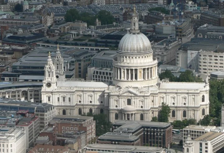 Em diversas partes do mundo, as catedrais são pontos turísticos por sua imponência e importância, atraindo visitantes. Com diferentes arquiteturas, valorizam as cidades e guardam histórias surpreendentes. Na foto a magnífica Catedral de Saint-Paul,  na Inglaterra. Veja a seguir outras que também  costumam figurar em listas das mais impressionantes do planeta. -  (crédito: Mark Fosh wikimedia commons)