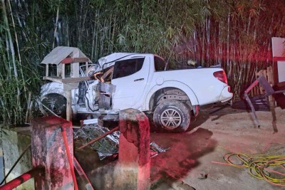 Caminhonete do vereador Juninho Magalhães atravessou o muro e foi parar no quintal de uma casa -  (crédito: CBMMG)