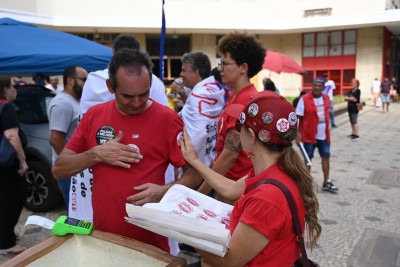 Na Praça da Independência, Centro de BH, manifestantes distribuem adesivos com mensagens pelo fim da escala 6x1 -  (crédito: Leandro Couri/EM/D.A. Press)