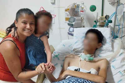 Antônio Augusto Fonseca, de 17 anos, na companhia da mãe, Stefane Gabriela de Oliveira Santos, de 33, e da irmã, de 4, no Hospital Regional Antônio Dias, em Patos de Minas -  (crédito: Arquivo pessoal)