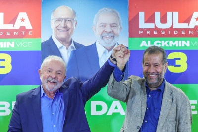 Lula ao lado de Carlos Lupi (PDT), seu ministro mais pressionado no momento -  (crédito: Ricardo Stuckert/PR)