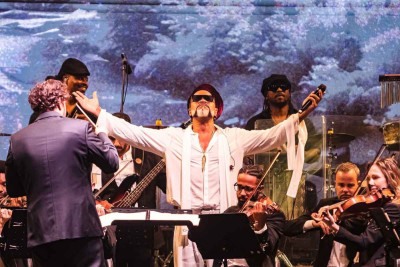 Cantor e compositor baiano interpreta sucessos como "A namorada" e "Uma brasileira" em arranjos orquestrais, no Palácio das Artes, nesta sexta (2/5) e sábado -  (crédito: rapha garcia/divulgação)
