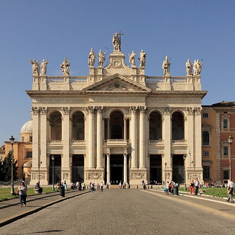 Arquibasílica de São João de Latrão - É a catedral de Roma. A mais antiga entre as cinco basílicas papais no mundo e a mais antiga igreja do Ocidente (inaugurada em 324).  Tem estilo barroco. -Martin Falbisoner wikimedia commons 