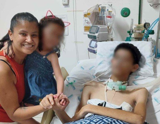 Antônio Augusto Fonseca, de 17 anos, na companhia da mãe, Stefane Gabriela de Oliveira Santos, de 33, e da irmã, de 4, no Hospital Regional Antônio Dias, em Patos de Minas