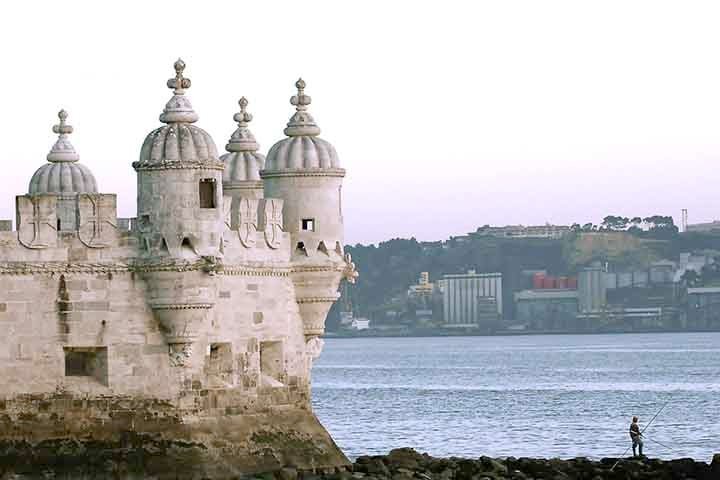 Na margem direita do rio Tejo, onde existiu outrora a praia de Belém, era primitivamente cercada pelas águas em todo o seu perímetro. Ao longo dos séculos foi envolvida pela praia, até se incorporar hoje à terra firme.
