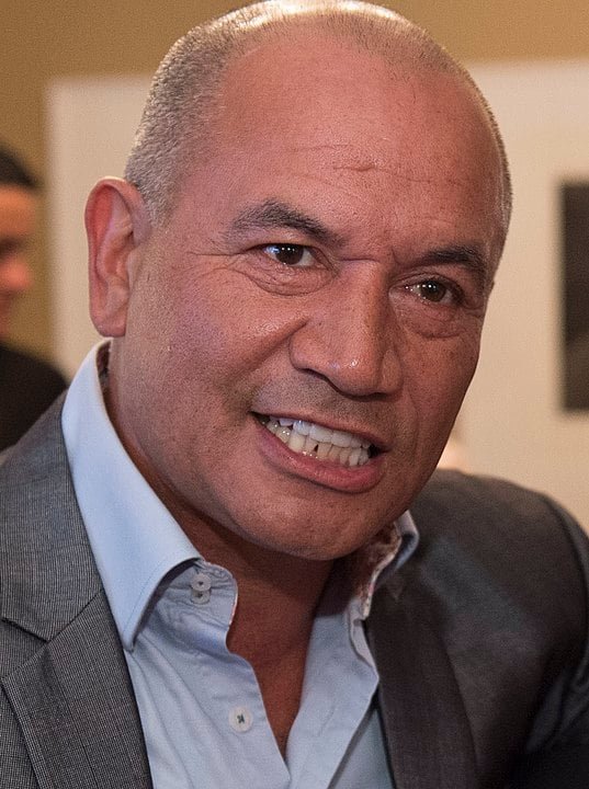 Temuera Morrison (Temuera Derek Morrison) - Nascido em 26 de dezembro de 1960 em Rotorua - Famoso por interpretar Jango Fett e Boba Fett em Star Wars, além de Aquaman. Ator de ascendência maori com carreira consolidada em Hollywood.
