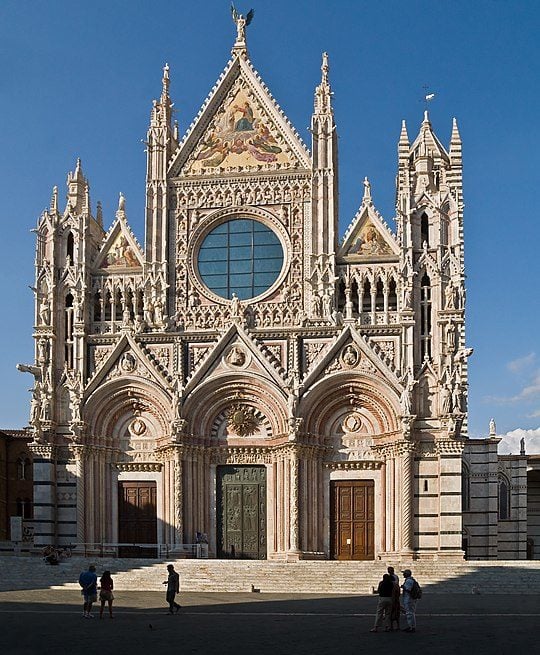 Catedral de Siena - Construída entre 1215 e 1263, tem uma lanterna na cúpula que foi projetada por Bernini, um dos mais prestigiados artistas plásticos da história. A fachada representa profetas, filósofos e apóstolos. -Myrabella wikimedia commons 