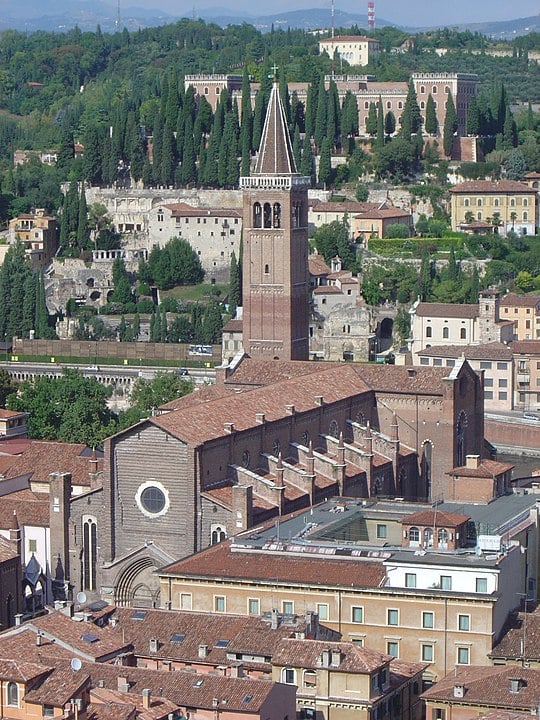 Basílica de Santa Anastásia - Verona -Igreja da Ordem Dominicana situada na parte velha de Verona, perto da Ponte Pietra, que atravessa o rio Adige. Construída entre 1280 e 1400.-David Monniaux wikimedia commons 