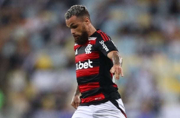 MICHAEL - Abaixo do esperado. Assim como o camisa 7 também perdeu duas boas oportunidades. Além disso, irritou a torcida quando perdeu a bola ao tentar um drible no ataque. Foi substituído entre vaias e aplausos. NOTA 4.0 - Foto: Gilvan de Souza/Flamengo