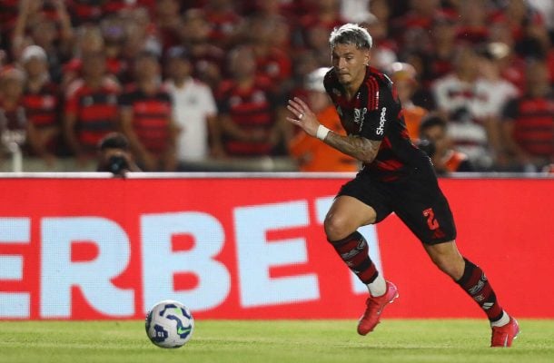 VARELA - Mostrou muita vontade. Fez bons cruzamentos para as chances perdidas por Bruno Henrique e por Juninho, que furou sozinho na área. NOTA 6.5 - Foto: Gilvan de Souza/Flamengo