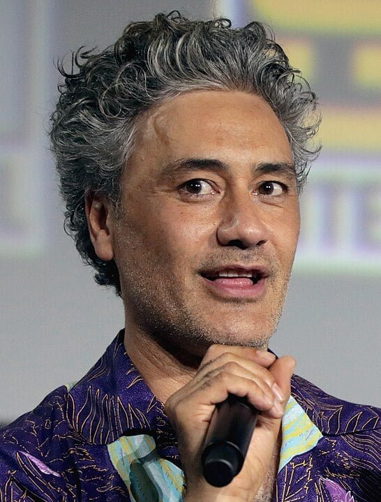 Taika Waititi (Taika David Cohen) - Nascido em 16 de agosto de 1975 em Raukokore - Diretor e ator vencedor do Oscar por Jojo Rabbit, dirigiu Thor: Ragnarok e atua em comédias. Reconhecido por seu humor irreverente e criatividade no cinema.