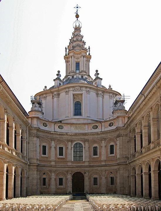 Igreja de Sant'Ivo alla Sapienza - Roma - Construída entre 1642 e 1660 em estilo barroco. Tem uma lanterna em forma de saca-rolhas que é atração. -Domínio público