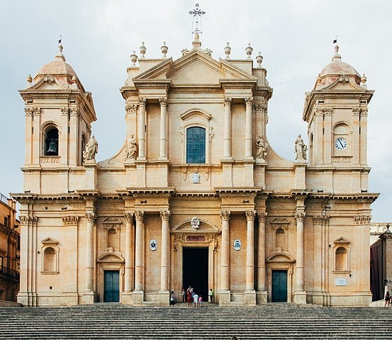 Catedral de Noto - Fica na Sicília. É dedicada a São Nicolau. Começou a ser erguida no início do século XVIII, na reconstrução da região após o terremoto devastador de 1693. Foi concluída em 1776. -Federico Alfio Maria Vinci wikimedia commons 