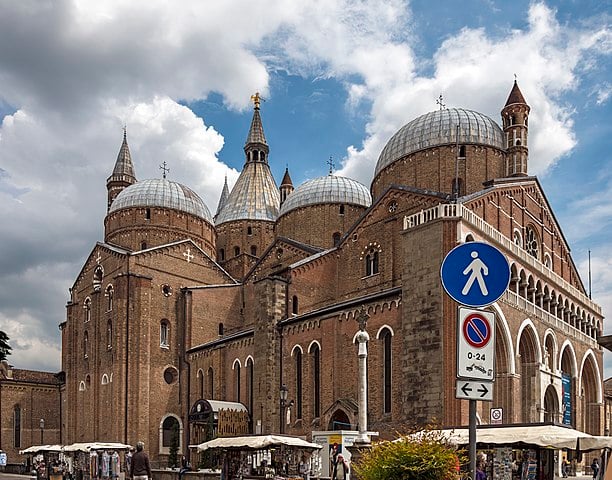 Basílica de Santo Antônio de Pádua - Construída entre 1234 e 1238, tem uma mistura de estilos em que predominam o gótico e o românico. Suas cúpulas revelam a influência bizantina. O interior tem altares renascentistas e barrocos.  -Didier Descouens wikimedia commons 