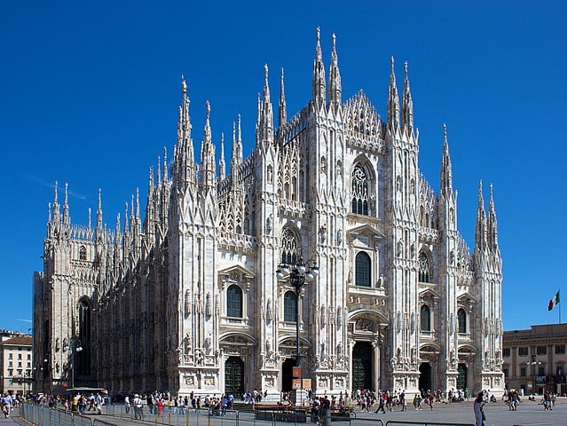Catedral de Milão - Uma das mais célebres construções góticas da Europa. Tem 157m de comprimento por 109m de largura, com 136 pontas de mármore. Tem 5 naves com até 45m de altura. Sua construção começou em 1386 e só foi finalizada em 1813.  -Jiuguang Wang wikimedia commons 