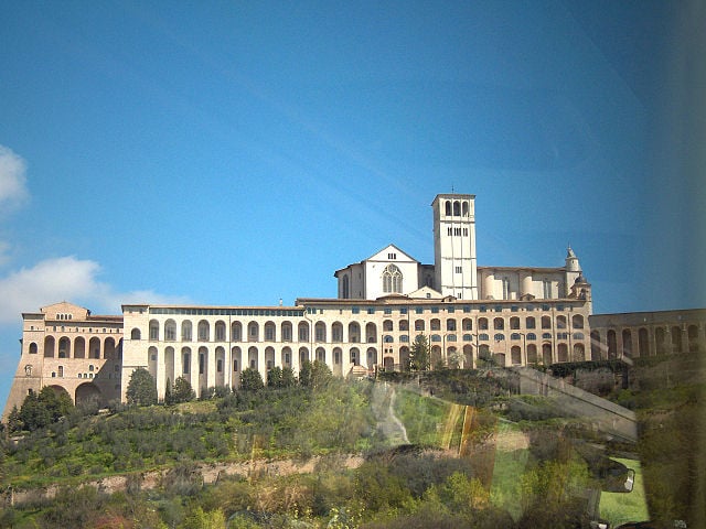 Basílica de São Francisco - Assis  - Igreja-mãe da Ordem Franciscana e Patrimônio da Humanidade (desde 2000). Nela estão os restos mortais (relíquias) do santo. Teve o teto danificado por terremoto em 1997 e passou por restauração.  -Georges Jansoone wikimedia commons 
