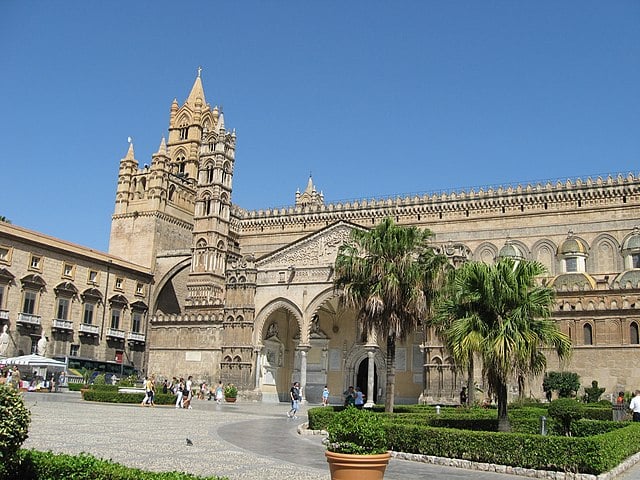 Catedral de Palermo - Dedicada à Assunção da Virgem Maria. Construída em 1185 na área onde ficava uma basílica bizantina anterior. -Gabriele Giuseppini wikimedia commons 