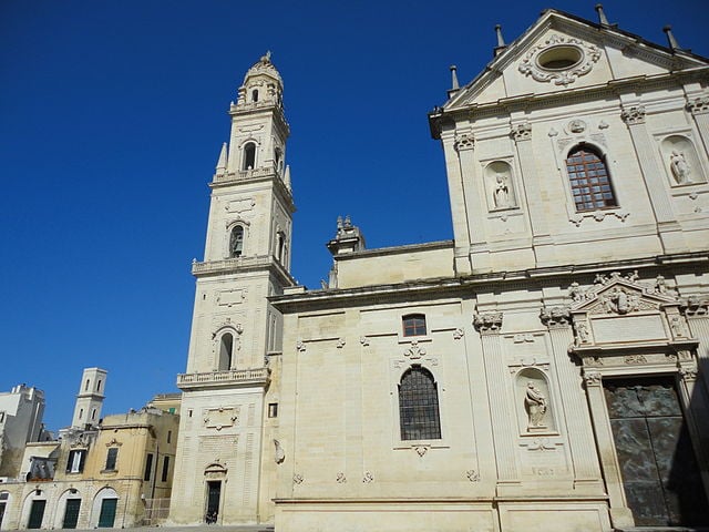 Catedral de Lecce - Dedicada à Assunção da Virgem Maria. Construída em 1144, passou por reforma em 1230 e 1659. Tem 12 capelas laterais, cada um dedicada a um santo. -Lupiae wikimedia commons 