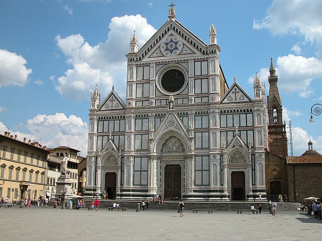 Basílica de Santa Croce (Santa Cruz) - Florença - Igreja franciscana, é uma das principais basílicas do mundo. Inaugurada em 1294. Apelidada de Panteão das Glórias Italianas porque nela estão os túmulos de ilustres italianos: Michelangelo, Galileu, Maquiavel e Rossini. -Bruno Barral wikimedia commons 
