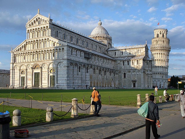 Catedral de Pisa - Inaugurada em 1092. Dedicada Ã  Virgem Maria. Igreja em estilo romÃ¢nico toscano. Forma com a Torre de Pisa o Complexo ArquitetÃŽnico Piazza dei Miracoli. PatrimÃŽnio da Humanidade pela Unesco. -Tetrakys wikimedia commons 