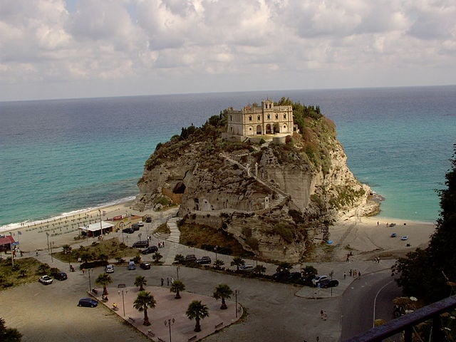 Santuário de Santa Maria da Ilha - Tropea - A cidade litorânea fica na Calábria. E o santuário foi erguido no alto de uma rocha gigantesca à beira do mar. Construída entre os séculos VI e IX, era um mosteiro.-Walter Della Schiava wikimedia commons 