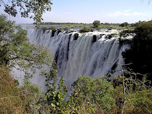 Cataratas Victoria - Ficam entre a ZÃ¢mbia e o ZimbÃ¡bue, na Ãfrica. 