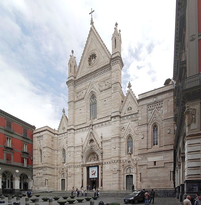 Catedral de Nápoles - Idealizada pelo rei Carlo I d'Angiò, que morreu em 1285 sem vê-la concluída.  Dedicada ao padroeiro da cidade, São Januário. Fica acima de catacumbas que contêm vestígios de antigas civilizações grega, romana e cristã. -Berthold Werner