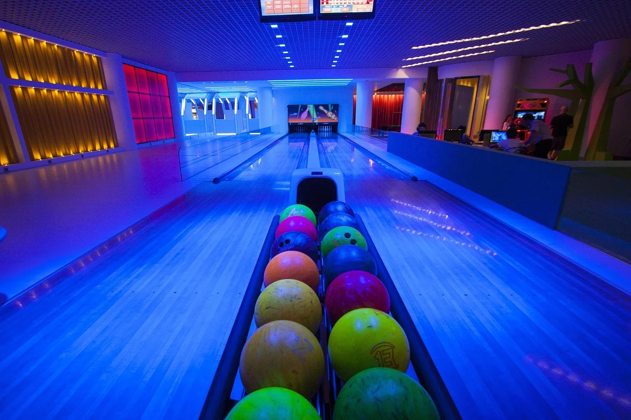 De qualquer modo, os americanos adotaram o jogo modificando a colocação dos pinos para a forma triangular e adicionando mais um pino, sendo batizado como tenpin bowling.