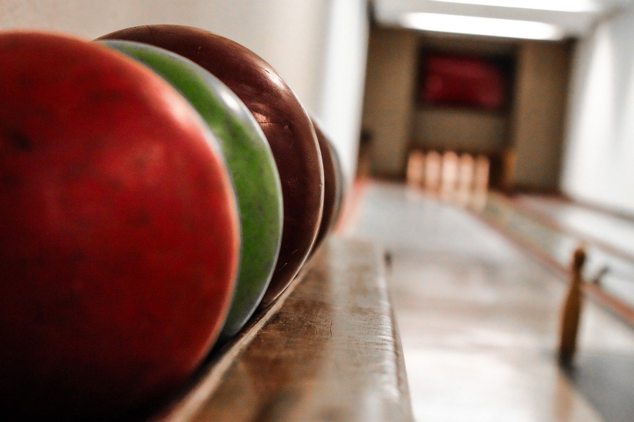 Insira dedos polegar, médio e anelar nos furos, segure a bola com as 2 mãos e concentre-se na hora de jogar. Assim, segure a bola na altura do peito (braço em L) e caminhe naturalmente para jogar, sem pressa.
