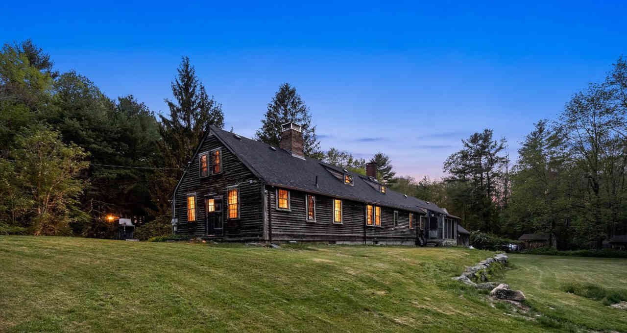 Casa da Família Perron (EUA) - Local que inspirou o filme "Invocação do Mal". Ali viveu a família aterrorizada por entidades malignas. Foi objeto de estudo, na realidade, do casal Ed e Lorraine Warren, interpretados no cinema por Patrick Wilson e Vera Farmiga. 