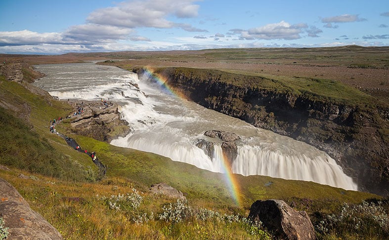 No verão, muitos islandeses e turistas aproveitam para visitar as cataratas de Gullfoss (foto) e Duttifoss, pois essas cachoeiras na Islândia (devido ao clima gélido) só ficam com maior volume de água durante a estação "mais quente" do ano. Os turistas percorrem trilhas num cenário deslumbrante. 