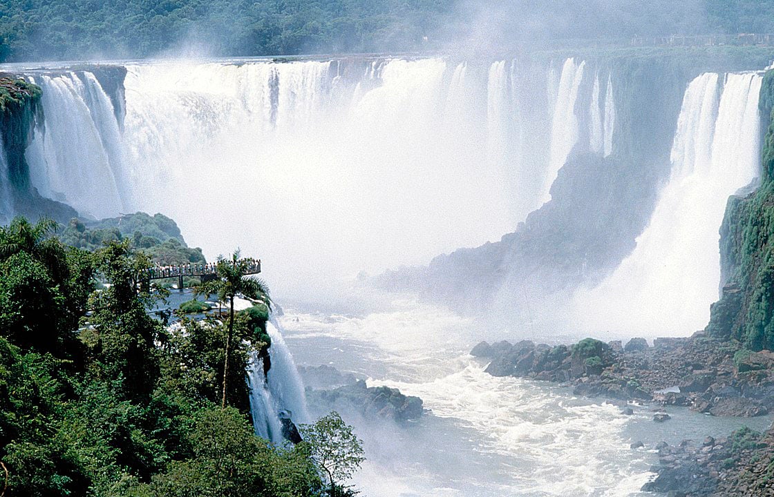 Hoje, esse monumento natural, considerado Patrimônio da Humanidade pela Unesco, é um dos lugares mais visitados por turistas no Brasil. Inclusive, lançou um novo passeio, para contemplação do pôr do sol, conforme o FLIPAR mostrou na galeria sobre a história das Cataratas do Iguaçu. Veja a galeria que tem o título "Novo passeio oferece visão do pôr do sol nas Cataratas do Iguaçu"