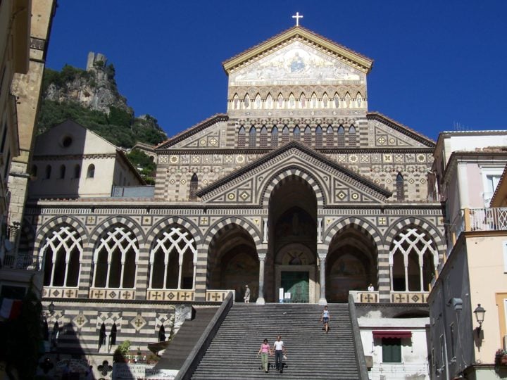 Catedral de Sant'Andrea - Amalfi  - Dedicada ao apóstolo Santo André, cujas relíquias estão na igreja. Construída entre os séculos IX e X, associando os estilos árabe, gótico, renascentista e barroco. -Pedro Mondejar wikimedia commons 
