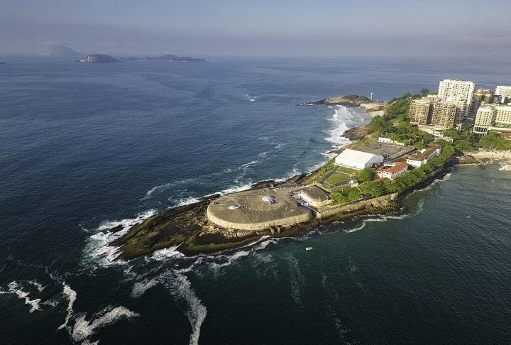 As ilhas são visíveis de pontos turísticos famosos como o Pão de Açúcar e o Forte de Copacabana. 