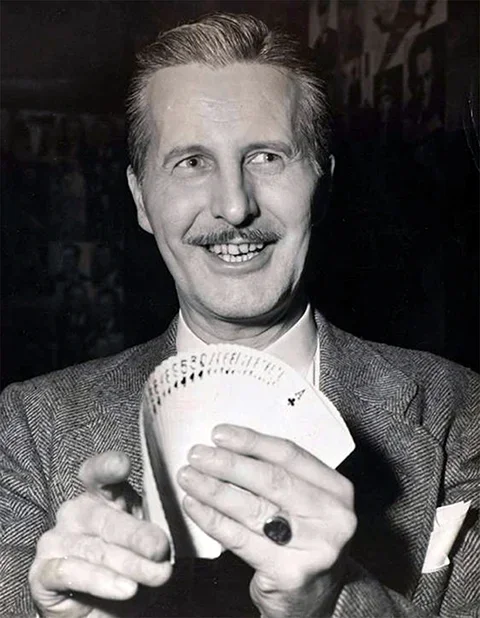 DAI VERNON - Único mágico cujo truque Houdini não conseguiu desvendar. O húngaro disse que conseguiria descobrir a magia olhando 3 vezes para a apresentação. Mas, com o truque da carta no baralho de Dai, ele não conseguiu perceber nada. 